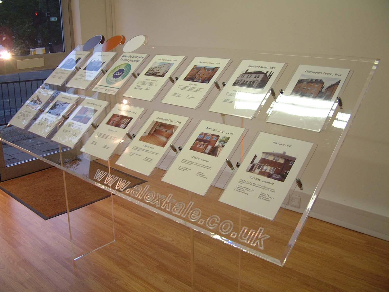 Non Illuminated Window Displays gallery 12