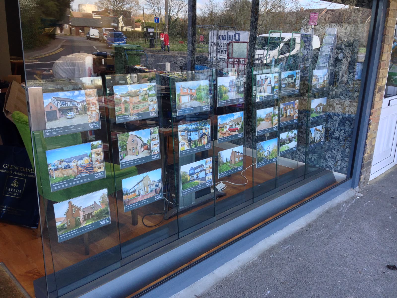 Non Illuminated Window Displays gallery 13