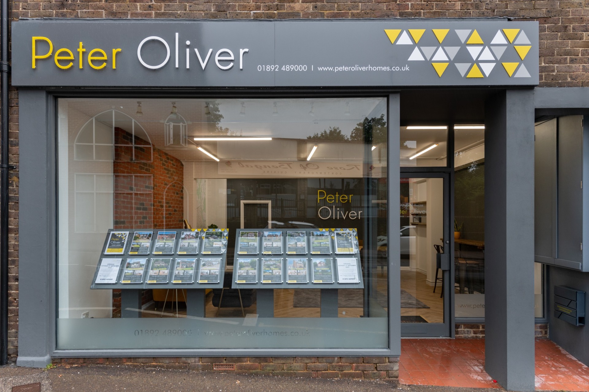 Non Illuminated Window Displays gallery 1