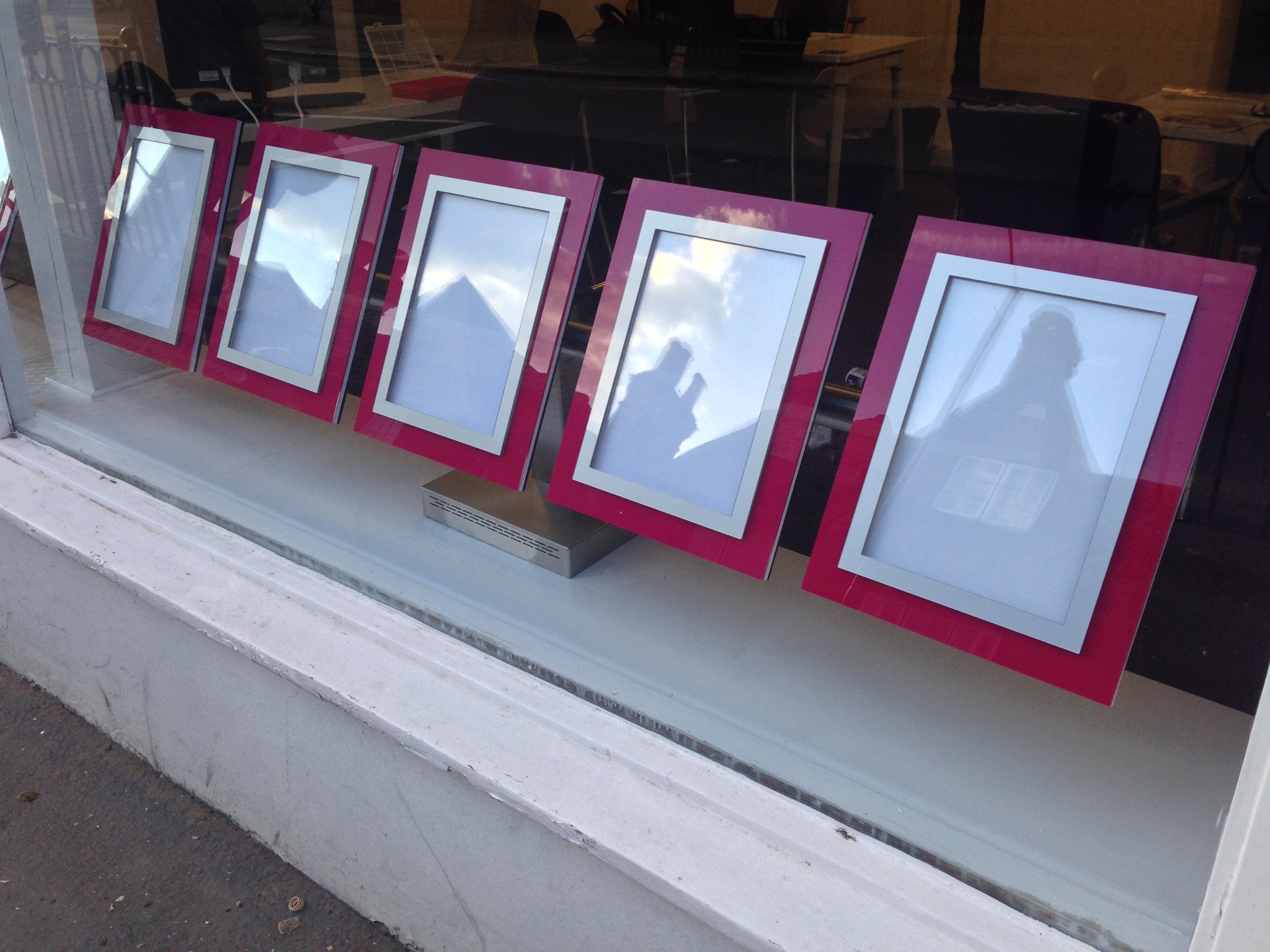 Non Illuminated Window Displays gallery 17